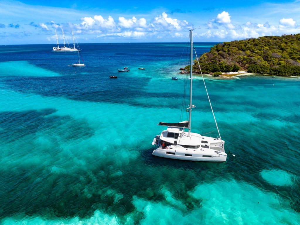 Découverte de lieux secrets avec une location de catamaran en hiver à Grenade